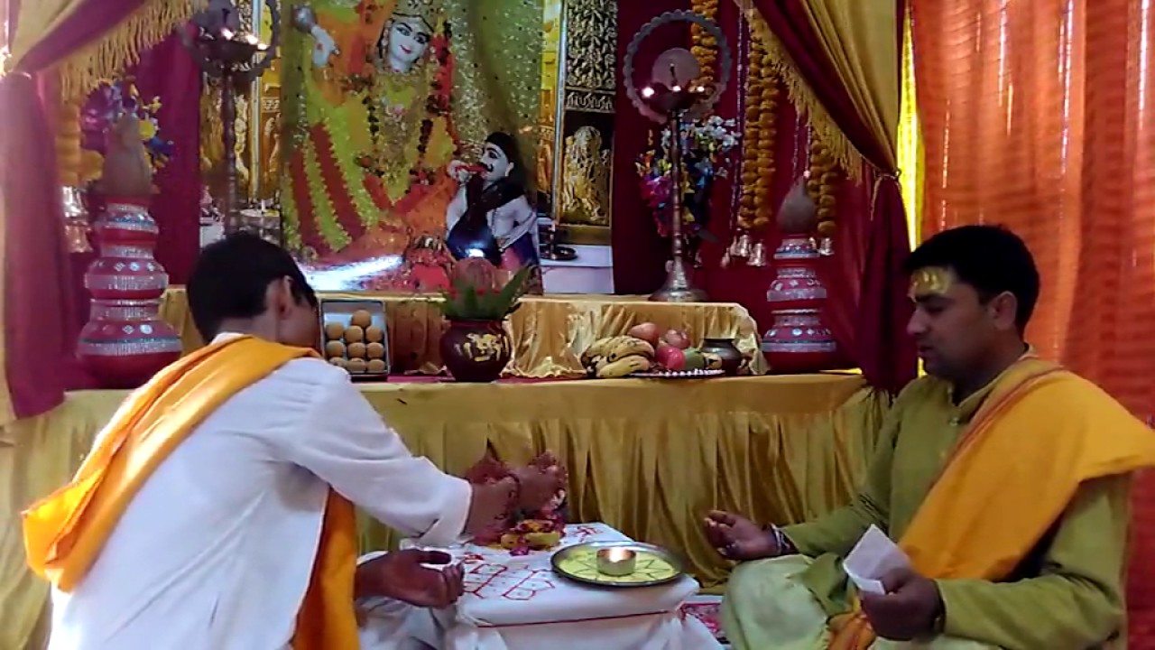 pandit praying mantra
